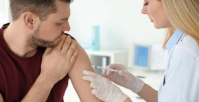 Прививки при атопическом дерматите: когда можно проводить, как уменьшить негативные последствия, как выбрать вакцину?