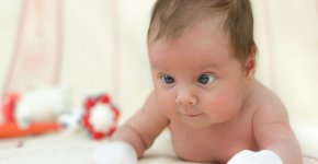 Почему у новорожденного косятся глаза? Как лечить косоглазие у ребёнка?