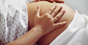 Почему возникают боли в животе в области пупка при беременности и что делать в этом случае?