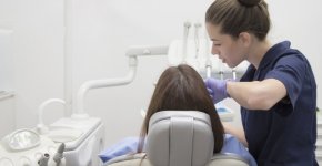 Пятна на зубах: причины появления и методы лечения