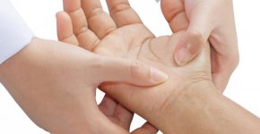 Чем вызваны боли в кистях рук и что делать?