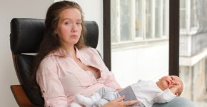 Депрессия после родов: причины возникновения и методы лечения