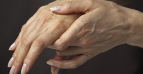 Почему болят пальцы на руке и чем лечить?