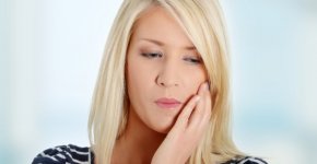 Боль в десне после удаления зуба: причины и лечение