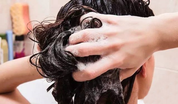 Правильно мыть голову, чтобы не было шелушения