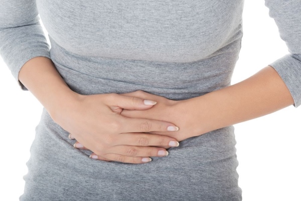 Почему у женщин перед месячными болит кишечник