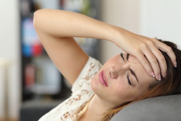 Причины головной боли перед месячными