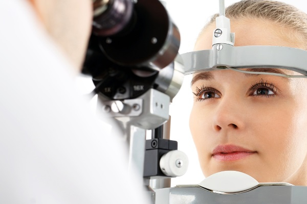 Офтальмолог смотрит глаза пациента