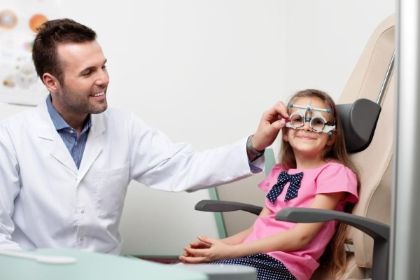 Ребенок у офтальмолога