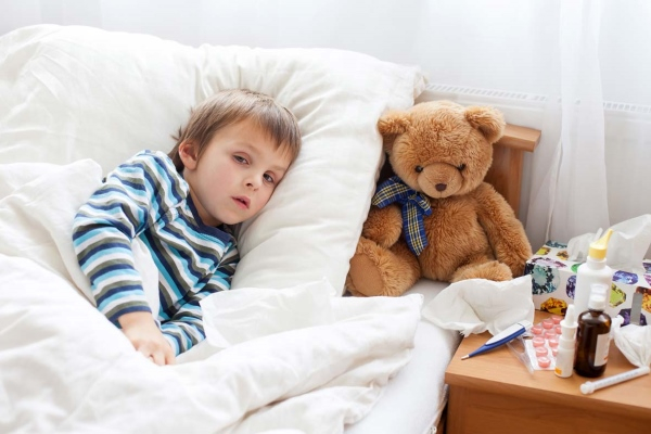 Ребенок в постели на фоне лекарств