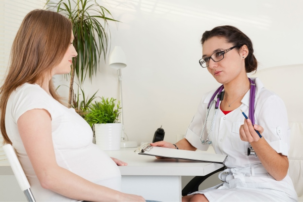 Беременная женщина на осмотре гинеколога