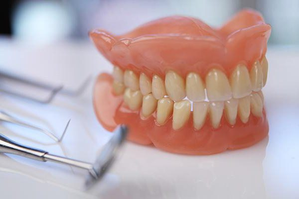 Услуги по протезированию зубов